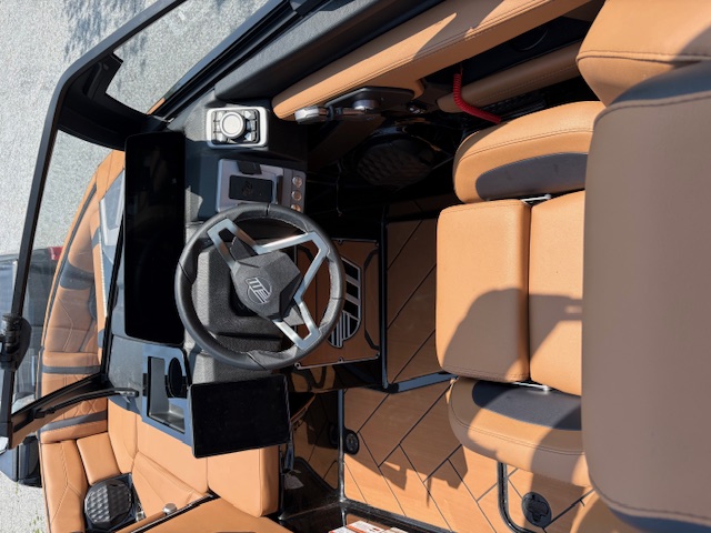 2025 Malibu 23 LSV  Icon